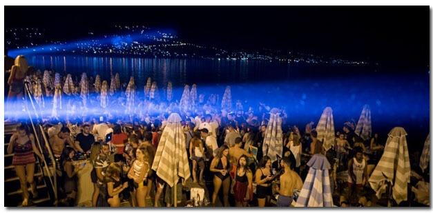 Διασκέδαση σε beach bar στην Καλαμάτα τη Γαλάζια Νύχτα